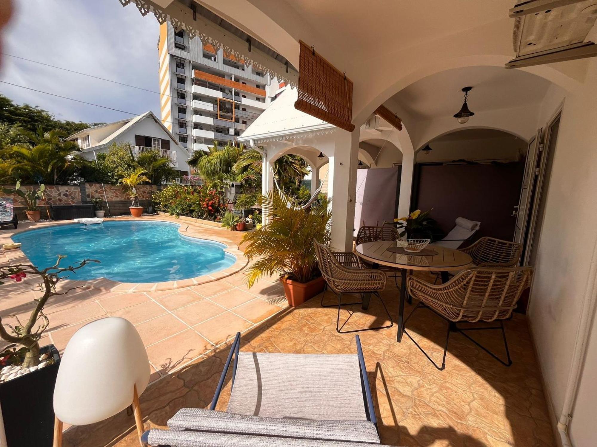 Studio Cosy Avec Piscine Dans Une Villa Saint-Denis Exterior foto
